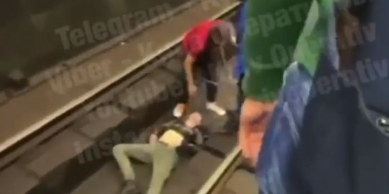 В Киеве мужчина упал на рельсы метро: движение парализовало. Видео 18+