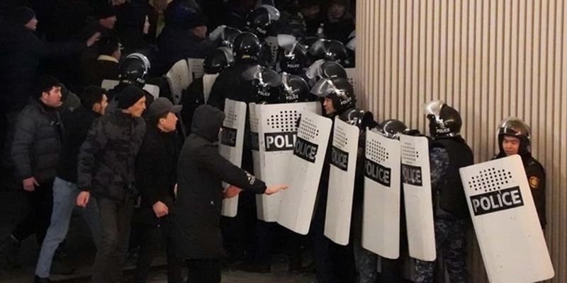 В Казахстане митингующие стреляли в военных – СМИ