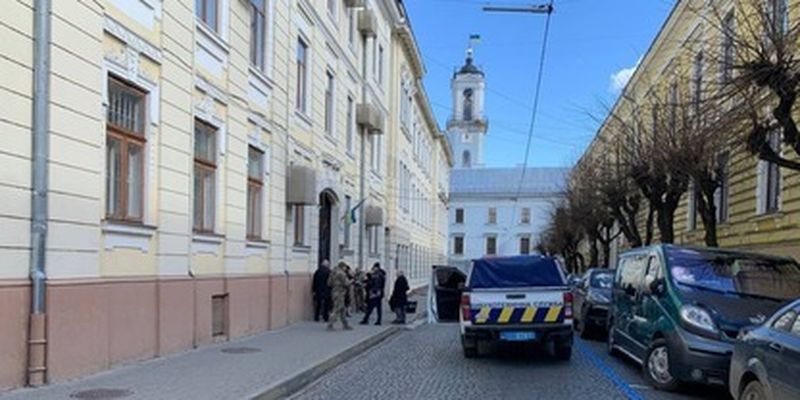 В центре Черновцов мужчина угрожал взорвать гранату в суде: подробности и видео