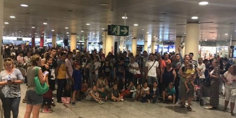 Очередной скандал SkyUp: туристы 2-й день не могут улететь из Барселоны в Харьков