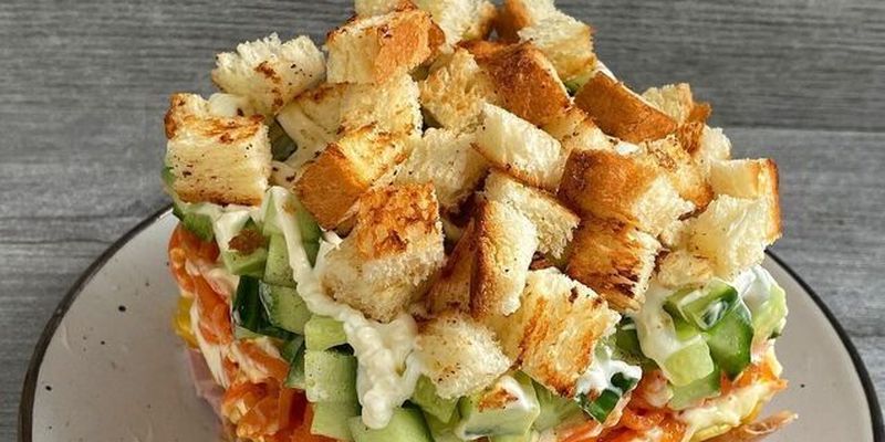 Крабовый салат по-новому: что добавить в блюдо для яркого вкуса