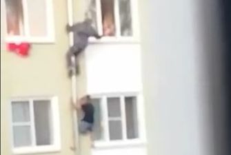 Залезли по водосточной трубе: соседи спасли трех детей из охваченной пожаром квартиры – видео