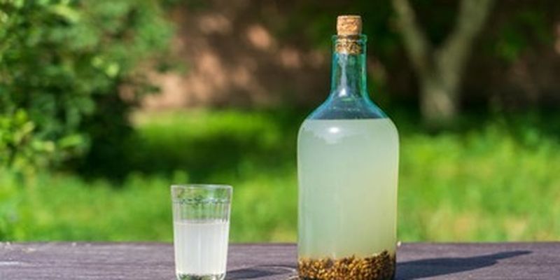 В Мелитополе цены на алкоголь зашкаливают: на улицах начали стаканами продавать самогон