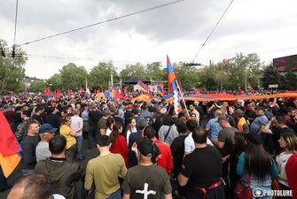 В Армении возобновились уличные протесты: митингующие пытались прорваться к парламенту