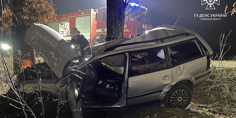 На Киевщине легковушка на скорости протаранила дерево: есть погибший. Фото