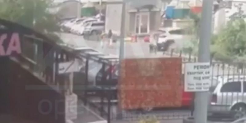Перепутала педали и раздавила мать с ребенком: появилось видео страшного ДТП в Киеве. 18+