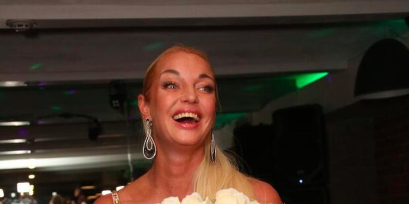 Insta-звіт з дня народження Анастасії Волочкової: весілля з "привидом", мільйон білих троянд і гості-журналісти