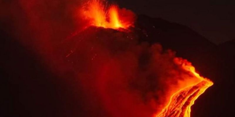 На популярном курорте проснулся вулкан: все подробности, фото и видео