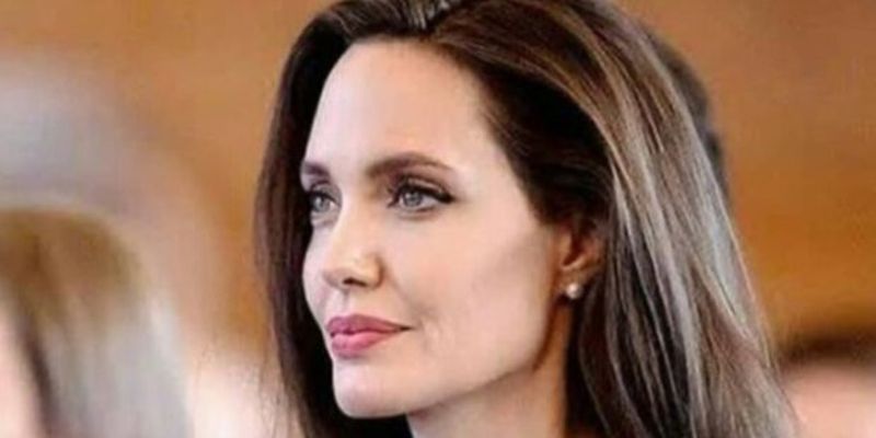 Анджелина Джоли с ярким макияжем удивила внешностью и привлекла к себе внимание: "Столько процедур на лице"