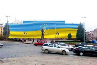 Новий банер на Центральній площі міста Чернівці встановили тільки на час війни