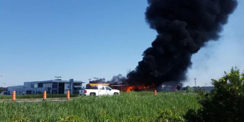 В Канаде два автобуса с детьми попали в аварию и загорелись
