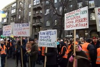 Під НБУ зігнали працівників заводів, підконтрольних Коломойському: відео
