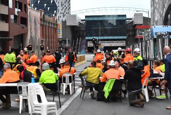 В Мельбурне после протестов строителей против вакцинации закрыли стройплощадки