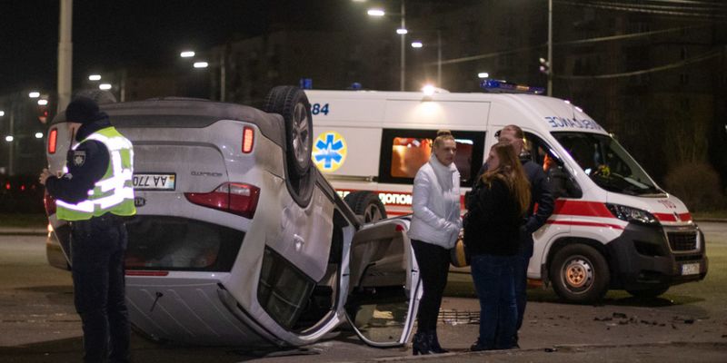 На Троещине в Киеве дорогу не поделили Volkswagen и Kia: от удара «кореец» перевернулся