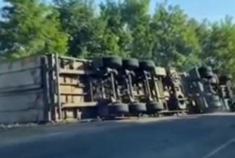 На трассе Мелитополь-Запорожье произошло ДТП: пострадал водитель грузовика