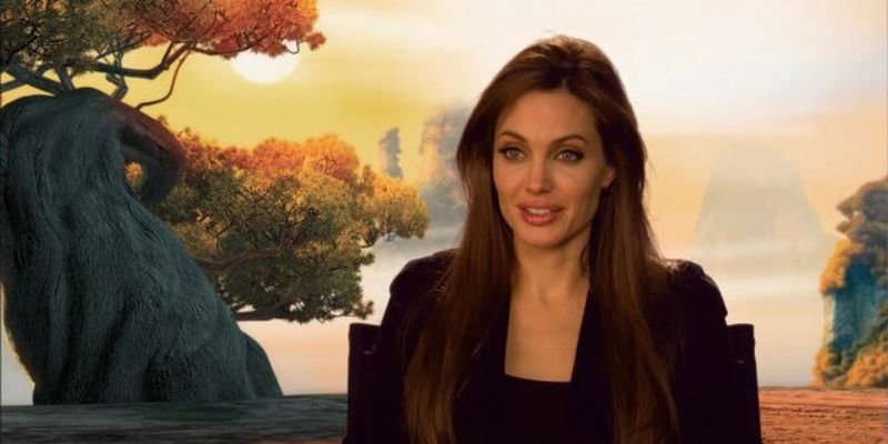 Анджелина Джоли в силуэтном платье с вырезом удивила фигурой на деловой встрече: "Ничуть не постарела"