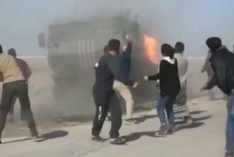 Забросали камнями и коктейлями "Молотова": в Сирии снова отомстили военным Путина. Видео