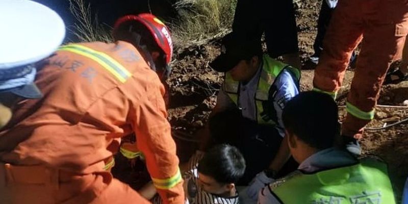 В Китае легковушка рухнула с высоты 150 метров: водитель выжил