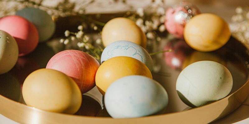 Как покрасить яйца на Пасху: 15 креативных вариантов окрашивания