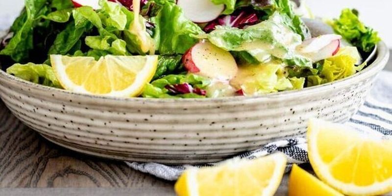 Лучше, чем "Цезарь": полезный и легкий салат на каждый день из простых продуктов