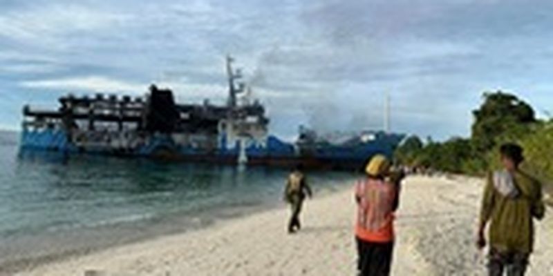 На Филиппинах сгорел паром, 12 погибших