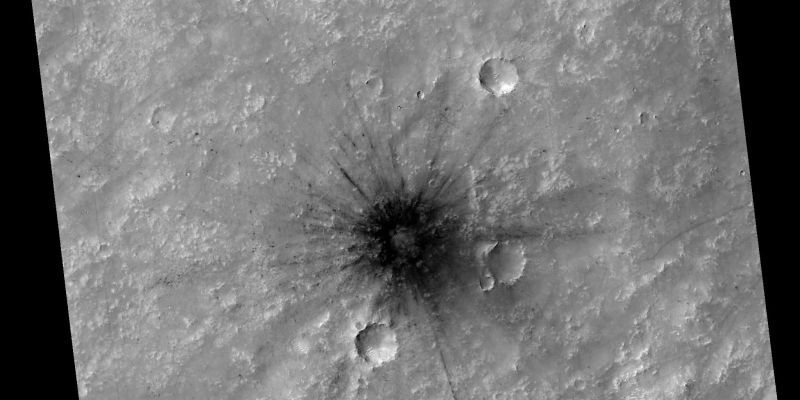 Супутник NASA знайшов на Марсі "свіжий" кратер