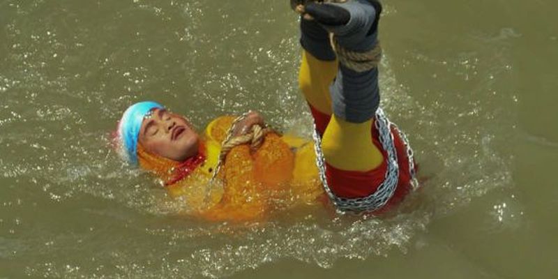 Смертельний номер: індійський Гудіні потонув після невдалого фокуса