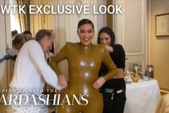 Ким Кардашьян показала смешной ролик, как на нее надевали латекс