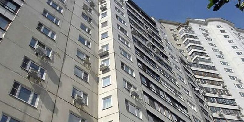 Девушка чудом выжила после падения из окна высотки под Одессой