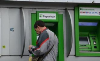 ПриватБанк без разбора блокирует платежи украинцев: покупки превратились в "лотерею"