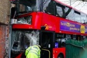 У Лондоні двоповерховий автобус із дітьми врізався в будинок, є постраждалі