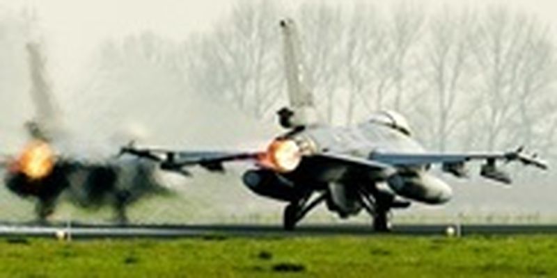 Четыре группы украинских пилотов осваивают F-16