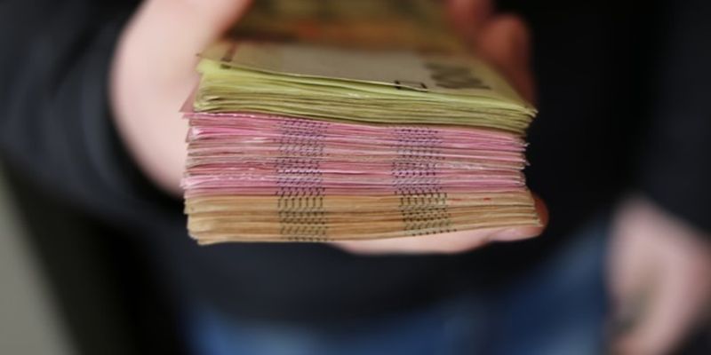 В Украине распространяют фальшивые деньги похожие на настоящие