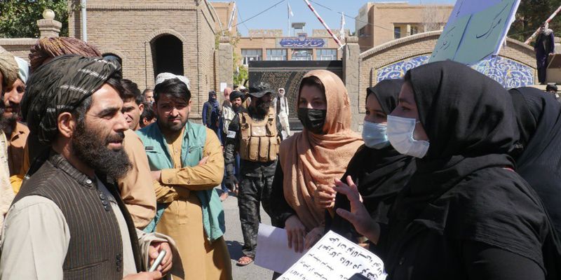 "Образование, безопасность и работа": в Афганистане женщины протестуют за свои права