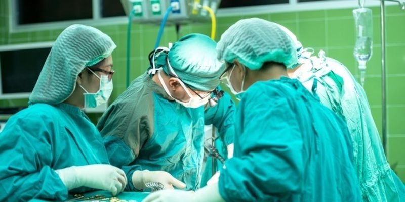 В Японии впервые в мире больному с COVID-19 пересадили легкие от живого донора