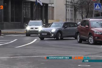 Каждый едет по главной: в Киеве появился перекресток с нелогичной разметкой