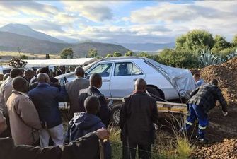 В Южной Африке политика похоронили в автомобиле