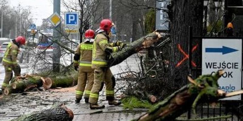 Грозы с градом и снежные бури: в Польше из-за непогоды пострадали люди, заблокированы дороги и нет света