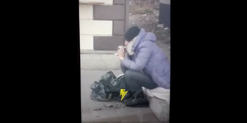 В Полтаве женщина посреди улицы съела сырого голубя