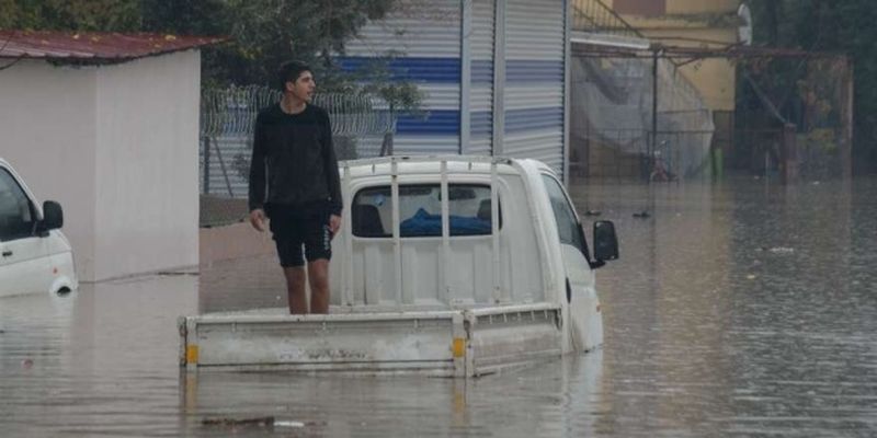 В Турции из-за наводнения закрыли для движения трассу на столицу
