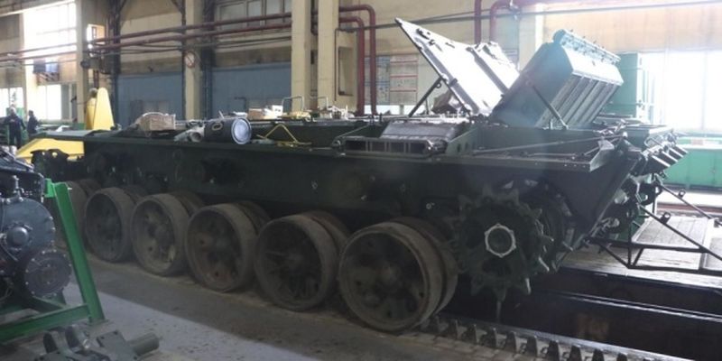 Разумкова показали, как ремонтируют технику на Львовском бронетанковом