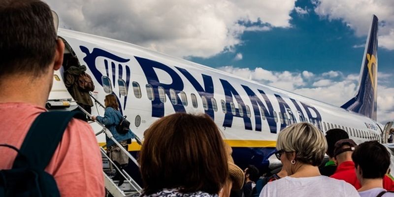 Популярный лоукостер сокращает количество рейсов из Киева