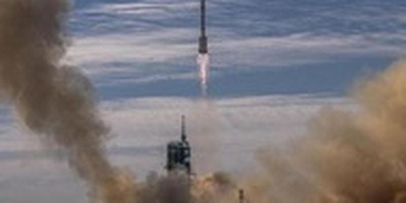 Китайский ракетный ускоритель начал падать на землю