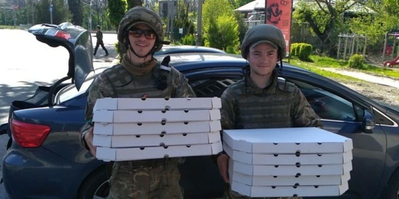 Харьковская пиццерия собрала донатов на ₴1 миллион и сделала на них 2700 "подвешенных" пицц