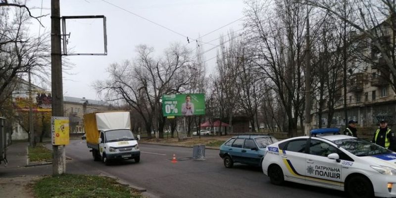 Патрульные резко притормозили: В Николаеве ВАЗ врезался в полицейское авто