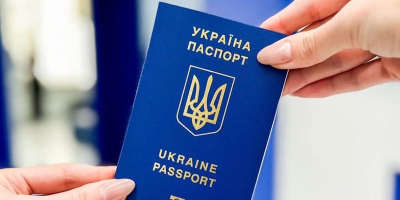 В Киеве резко увеличился спрос на загранпаспорта