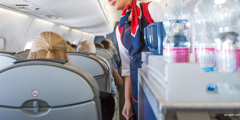 Стюардесса мстит пассажирам-хамам: портит им настроение противным коктейлем
