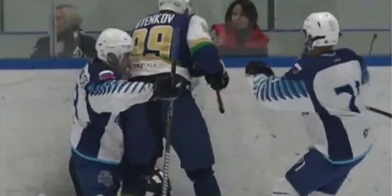Российский хоккеист стукнул арбитра клюшкой и добивал ногами