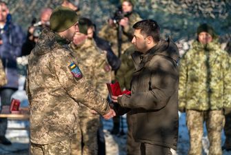 Зеленський нагородив орденами військових у зоні ООС та присвоїв почесні найменування низці підрозділів