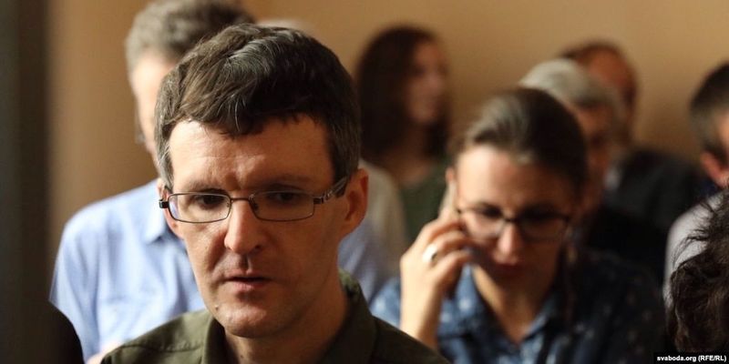 "Напишите мне домашние новости". О чем белорусский журналист Денис Ивашин пишет из СИЗО